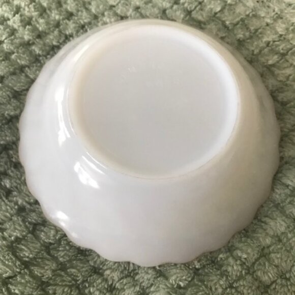 Set 7 Vintage Anchor Hocking 5” White Swirl Milk Glass Fruit Bowl with Gold Trim - Picture 2 of 2